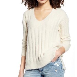 All In Favor Cream Fuzzy V-Neck Large Rib Sweater Size Large
